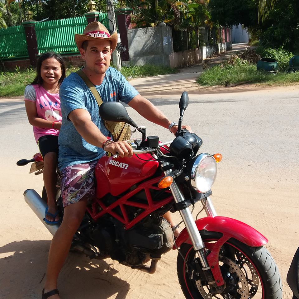 „Na fotce je Nikol s na��m kamar�dem Lubem. Ze za��tku se velk� Ducati b�la, ale pozd�ji se pro ni a Luba nadchla a dopou�t�la se lehk� nek�zn�: odm�tala s Wendim jezdit na jeho sk�tru Honda Dream,“ p�e na Facebooku Ota.