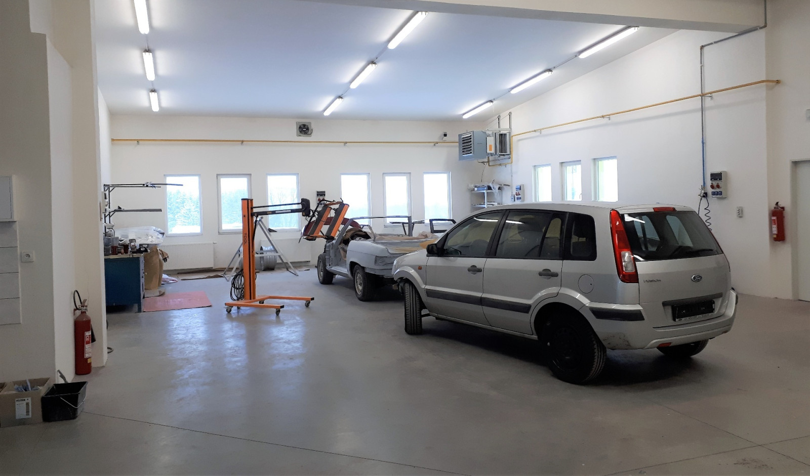 Pohled od lakovac�ho boxu