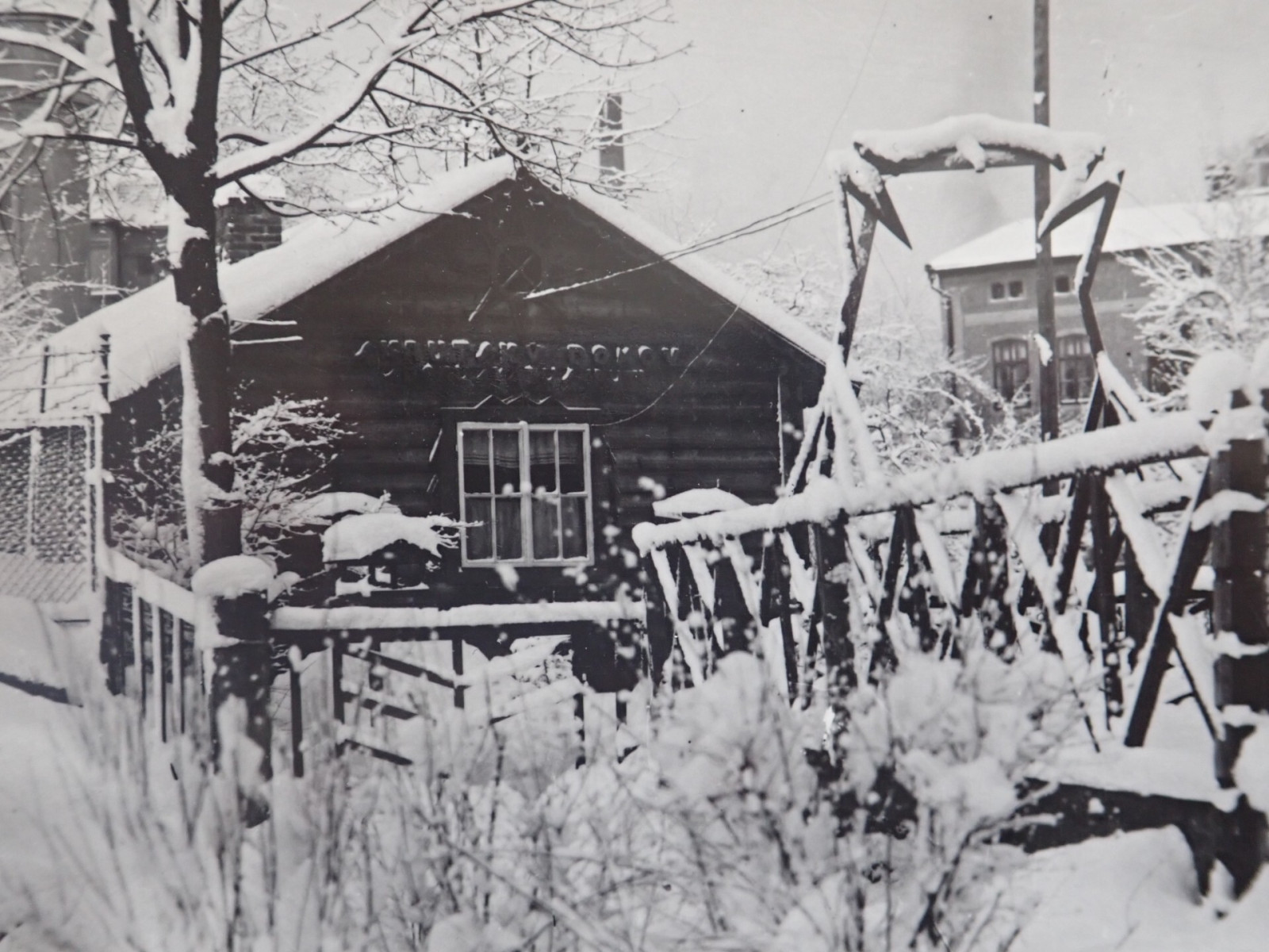 Prvn� st�ediskov� klubovna na pozemku pan� M�slov� byla vybudov�na v roce 1926 a slou�ila a� do roku 1933, kdy byla vybudov�na klubovna nov�.