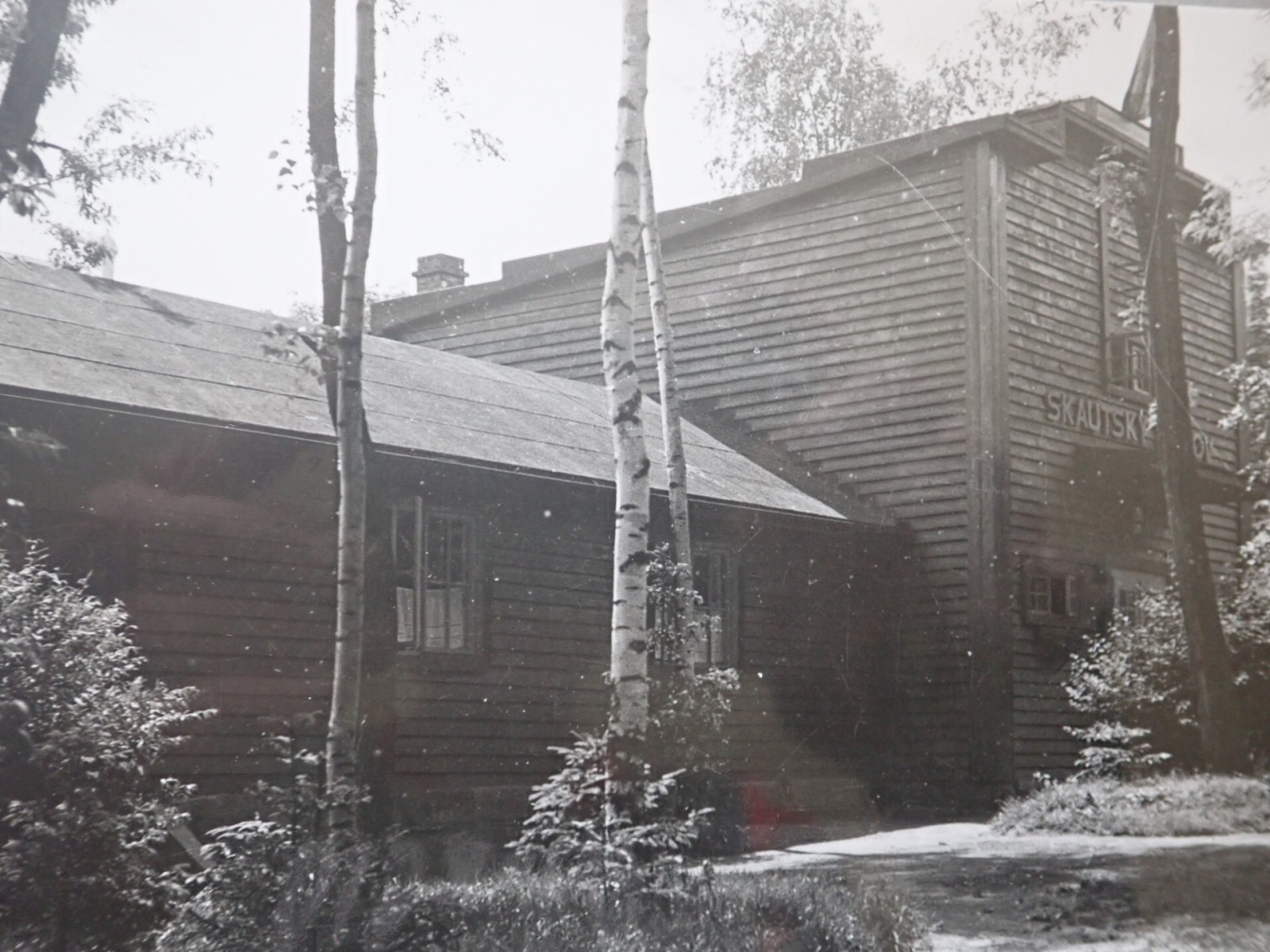 Druh� skautsk� domov vybudovan� v roce 1933, kter� st�l v sousedstv� pivovaru. Fotografie jsou a� z roku 1977, kdy byl tento n� objekt z rozhodnut� M�stsk�ho n�rodn�ho v�boru zbo�en.