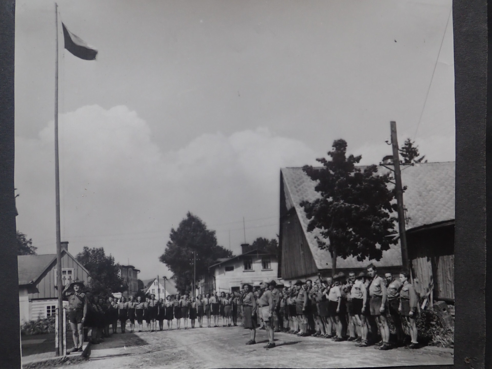 Po skon�en� 2. sv�tov� v�lky � v l�t� 1945 jsme zorganizovali ��nov�� skautsk� t�bor ve Zdo�ov� u Adr�pachu, kde byla po odsunu n�meck�ho obyvatelstva ohro�ena sklize�  na st�tn�m statku. Pouh� dva m�s�ce po obnoven� �innosti jsme byli schopni vyslat...