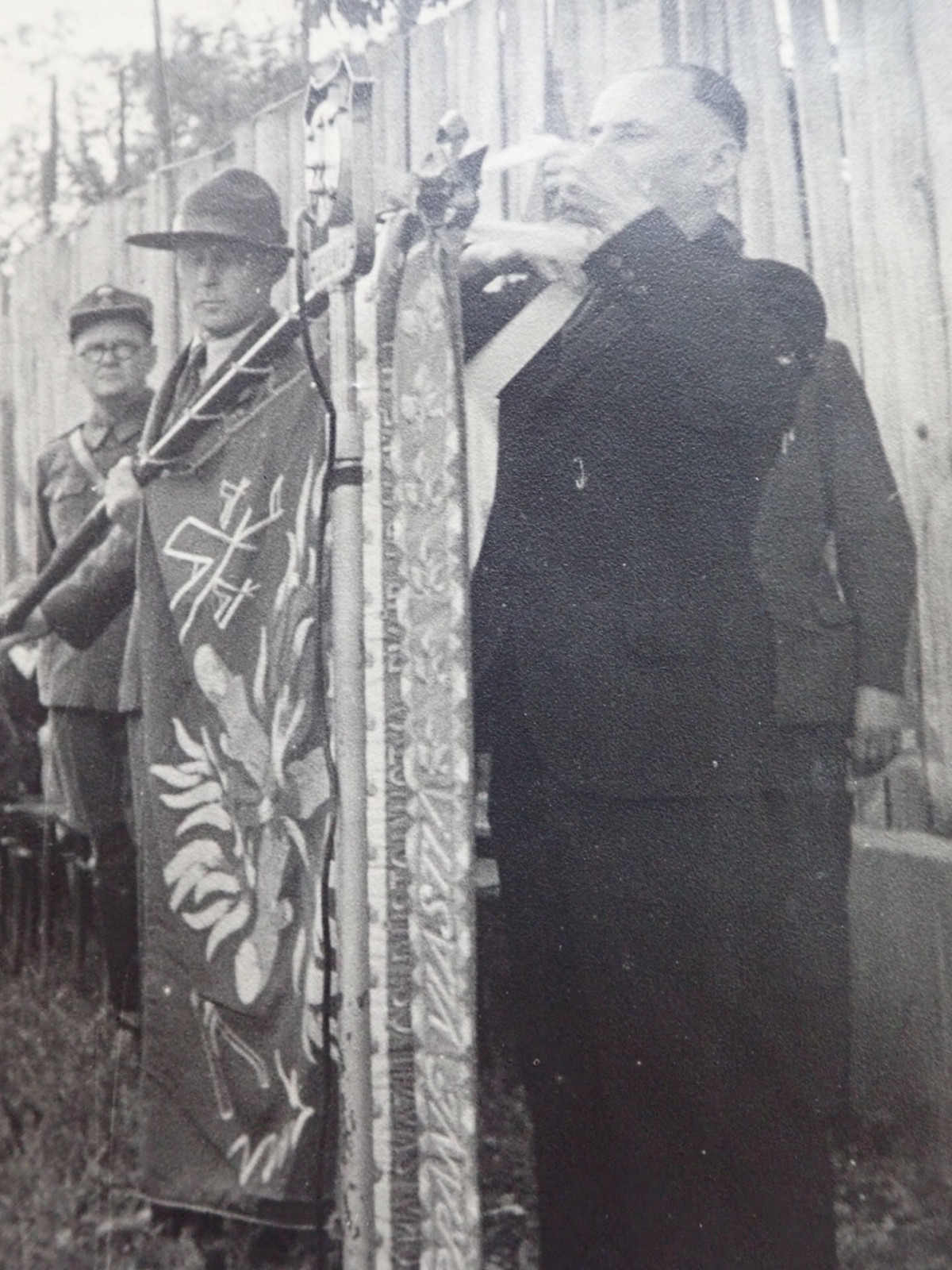 Velikou skautkou slavnost� bylo v roce 1946 op�tovn� p�ed�n� stuh k vlajce na�eho st�ediska. Stuhy v�novaly Jednota �sl. Obce legion��sk�, odbo�ka Svazu �sl. D�stojn�k� a N�rodn� garda