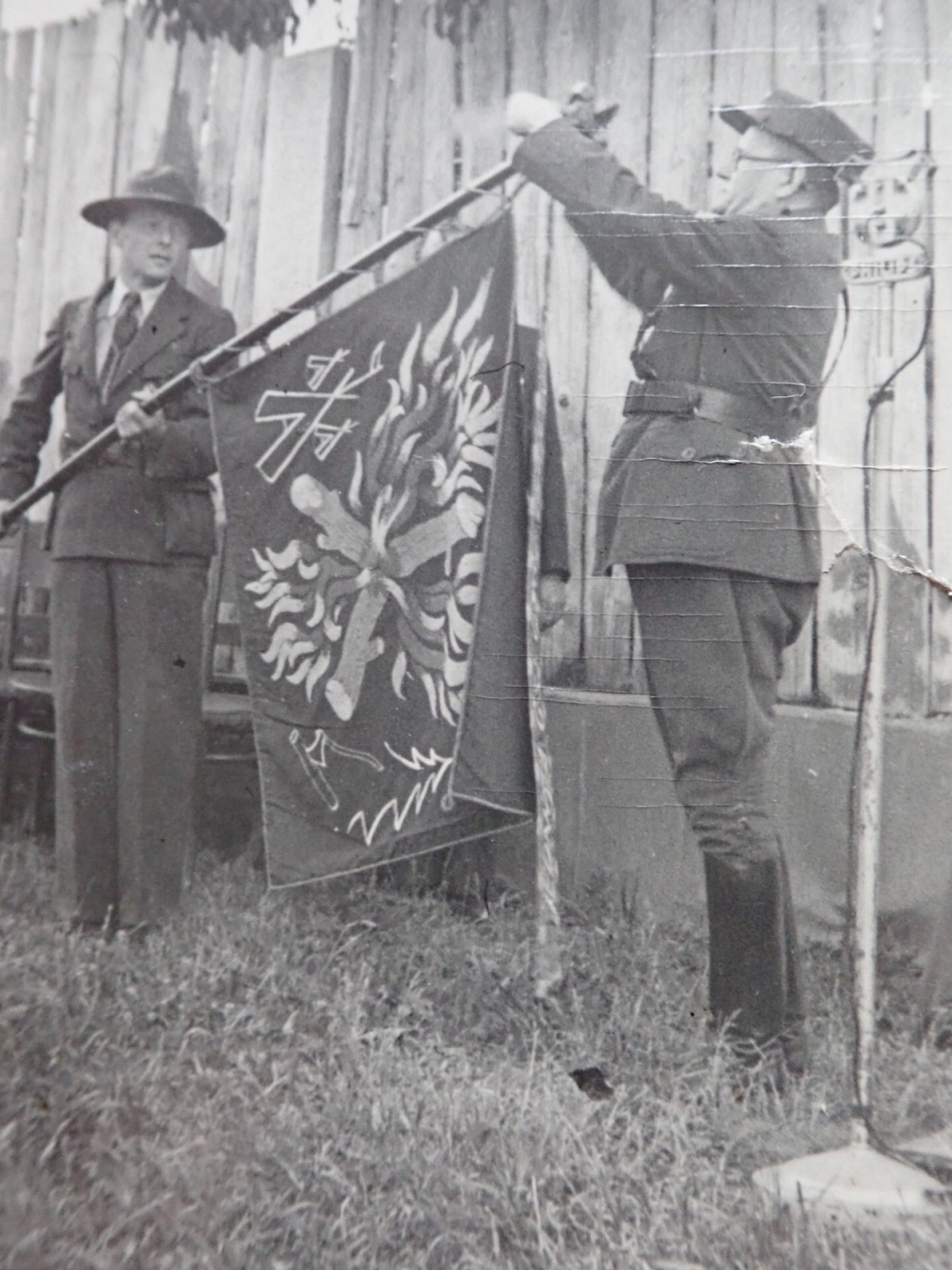 Velikou skautkou slavnost� bylo v roce 1946 op�tovn� p�ed�n� stuh k vlajce na�eho st�ediska. Stuhy v�novaly Jednota �sl. Obce legion��sk�, odbo�ka Svazu �sl. D�stojn�k� a N�rodn� garda